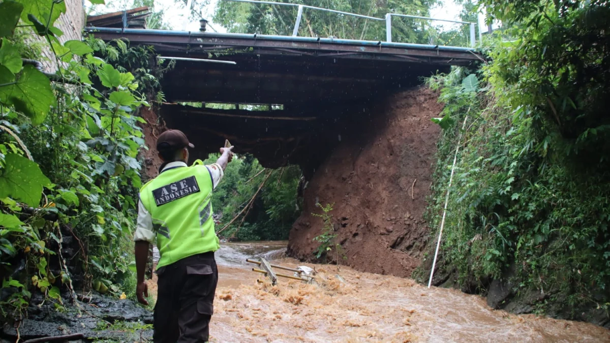Jembatan Gembreng di Karangtengah Cianjur Terancam Ambruk, Menyisakan Plat dan Rangka Besi