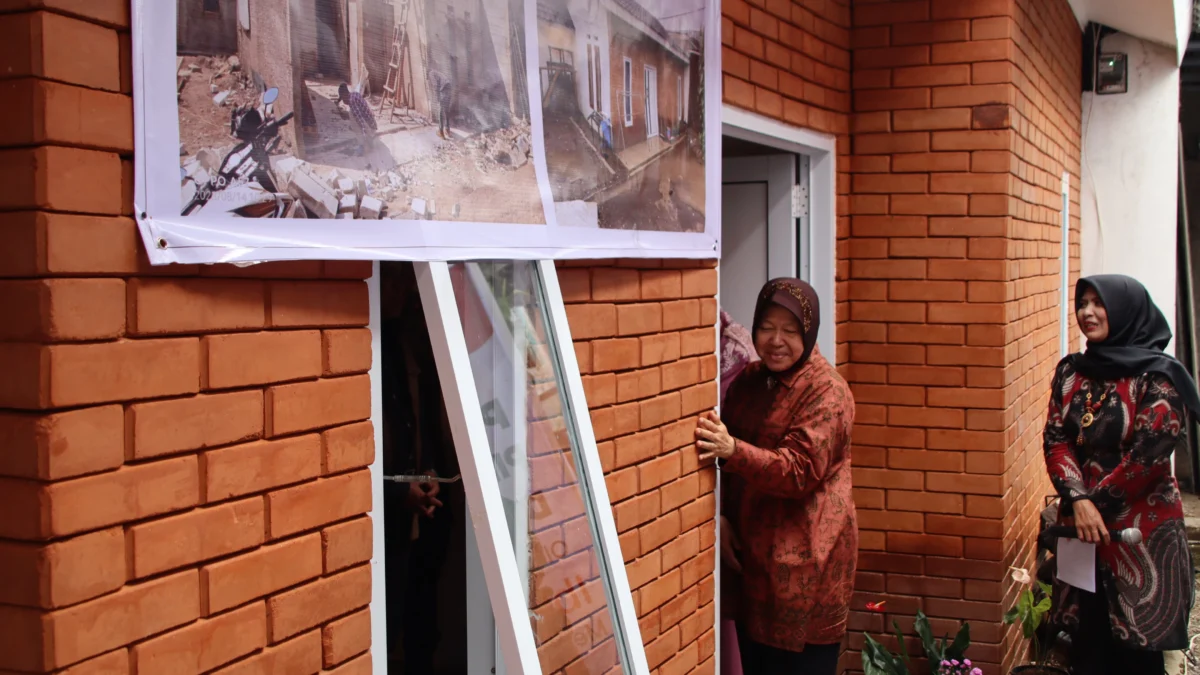 Kunjungan Kerja ke Cianjur, Mensos Tri Rismaharini Serahkan Bantuan Rumah Bagi Warga Terdampak Gempa