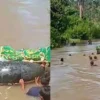 Viral! Warga Pesisir Barat Bawa Jenazah Seberangi Sungai Menggunakan Ban