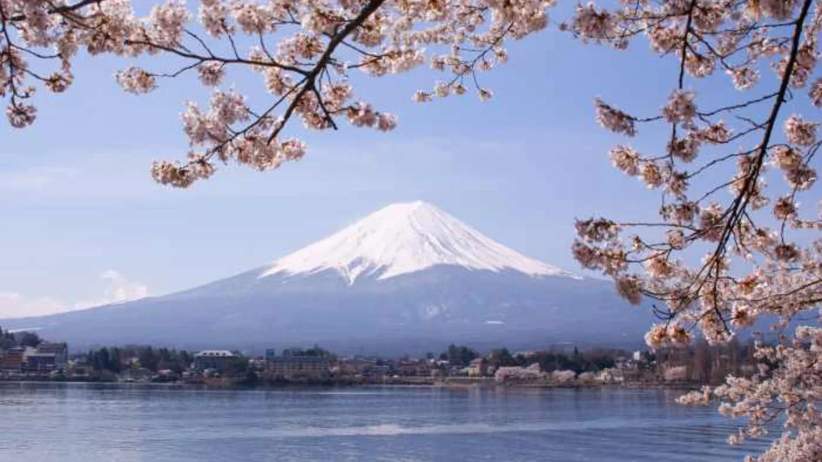 10 Rekomendasi Tempat Wisata Paling Populer di Jepang yang Menawan