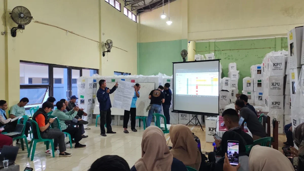 Pleno rekapitulasi surat suara PPK kecamatan cianjur