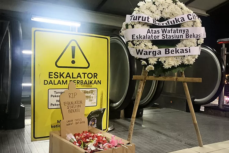 Pengguna KRL di Bekasi Pasang Bunga di Eskalator yang Telah Mati 100 Hari