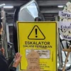Viral! Eskalator di Stasiun Bekasi Mati hingga 100 Hari, Penumpang KRL Beri Karangan Bunga(foto:Inews)