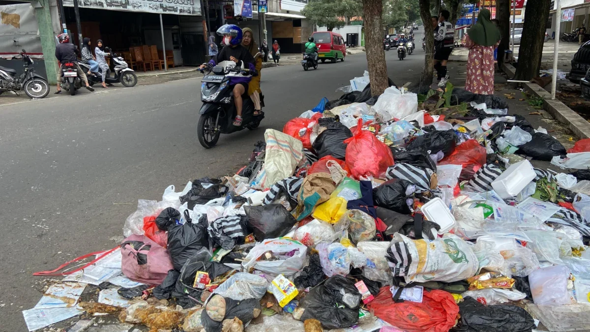 Tumpukan Sampah di Cianjur