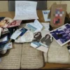 barang bukti di rumah S, berupa foto perempuan, berbagai kartu, tiga lembar buku rekening, dan kertas penuh ak