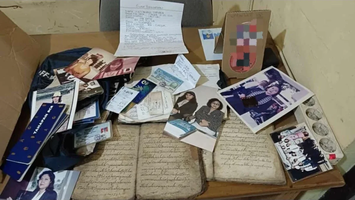 barang bukti di rumah S, berupa foto perempuan, berbagai kartu, tiga lembar buku rekening, dan kertas penuh ak