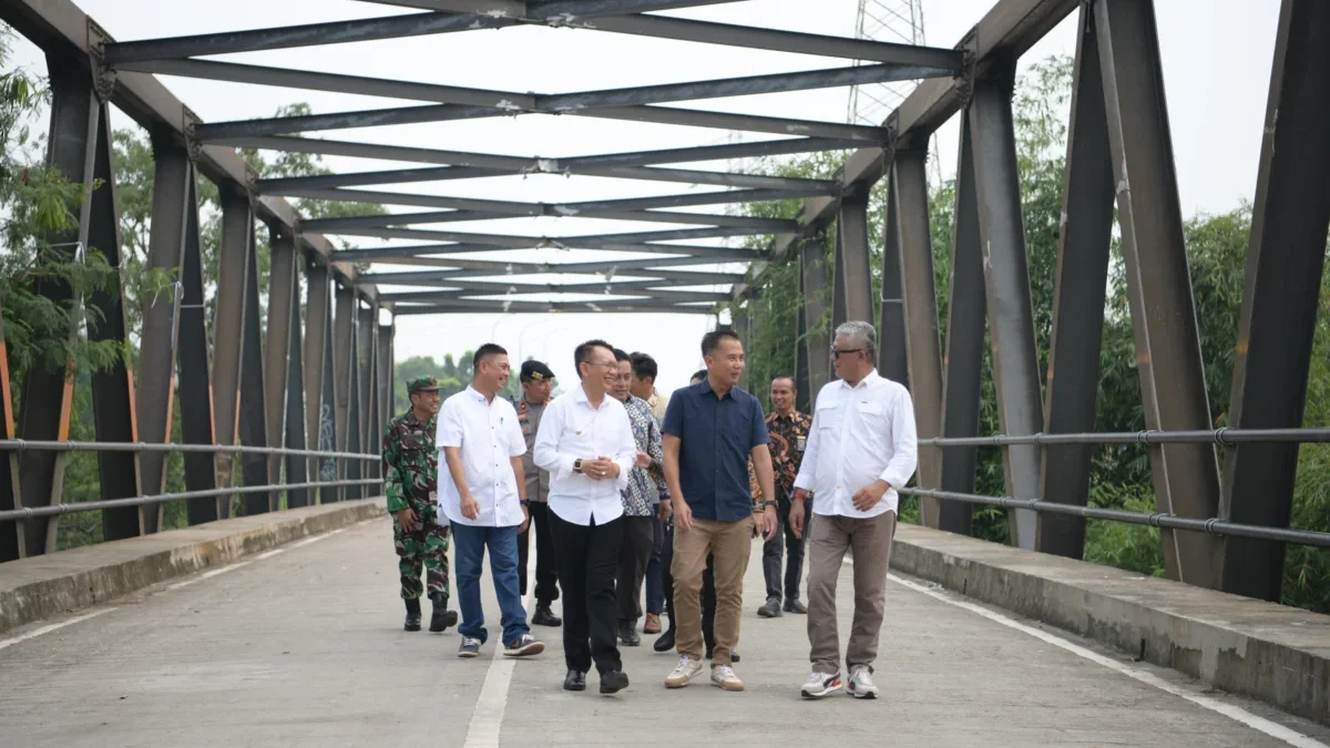 Pj Gubernur Jawa Barat Bey Machmudin meresmikan Penggunaan Kembali dan Menyerahkan Aset Jembatan Cikarang kepa