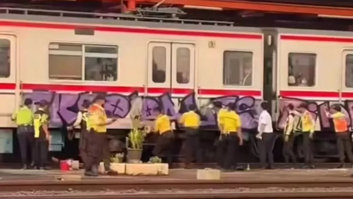 Gerbong KRL di Stasiun Cikarang Dicoret-coret:KAI Commuter Bakal Tindak Tegas Pelaku