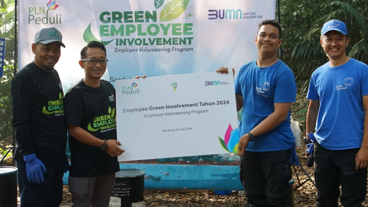 Peringati Hari Lingkungan Hidup, Pegawai PLN UIP JBT Turun Langsung Bersihkan Sungai Cikapundung